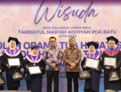 Luar Biasa! Ratusan Lansia dan Orang Tua Hebat Batu Diwisuda
