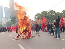 Simbol Kekuasaan Dibakar, Aksi Teatrikal Warnai May Day di Grahadi