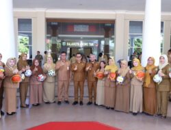 Kinerja Moncer ASN Batu Dihargai Sepeda dan Bola dari Wali Kota Batu