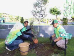 Jaga Pesisir, Wali Kota Batu Bersama APEKSI Tanam Pohon di Surabaya