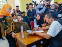 Tinjau Posko SPMB Jatim 2025, Gubernur Khofifah Pastikan Berjalan Optimal Lewat Senopati AI