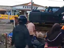 Jaga Ketertiban dan Kebersihan, Pemkot Gadeng KAI Bongkar Puluhan Kios Liar di Kawasan Pasar Besar dan Stasiun Kota Pasuruan