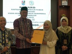 Raih Juara 2 Akademi Dakwah, Mahasiswi UINSA ini Terima Penghargaan dari Pemkab