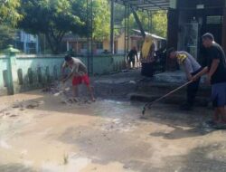 Polres Tuban dan TNI Bantu Bersihkan Bekas Banjir