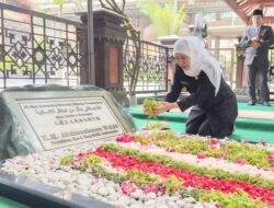 Gubernur Khofifah Dampingi Kapolri Ziarah Makam Gus Dur di Jombang