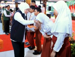 Gubernur Khofifah Salurkan Bantuan dan Zakat Produktif Untuk Masyarakat Mojokerto