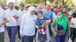 Gubernur Khofifah Bersama Puluhan Ribu Masyarakat Semarakkan Jalan Sehat Tahun Baru Islam di Masjid Al Akbar Surabaya