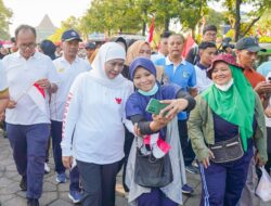 Gubernur Khofifah Bersama Puluhan Ribu Masyarakat Semarakkan Jalan Sehat Tahun Baru Islam di Masjid Al Akbar Surabaya