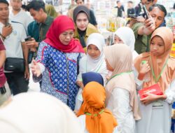 Gubernur Khofifah Ajak 100 Yatim Piatu dan Difabel Belanja Kebutuhan Sekolah Tahun Ajaran Baru 2025/2026