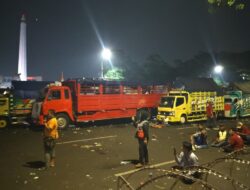 Tuntutan Belum Dikabulkan, Para Sopir Truk Bertahan di Kantor Gubernur Jatim