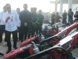 Gubernur Khofifah Serahkan 15 Unit Alsintan untuk Petani Tuban, Dorong Kedaulatan Pangan Nasional