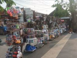 Meski Dilarang, PKL Sunan Bonang Tuban Nekat Buka Lapak di Trotoar