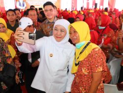 Salurkan BLT RP 5,57 M untuk Buruh Rokok, Gubernur Khofifah : Wujud Negara Hadir Sejahterakan Pekerja Industri Hasil Tembakau