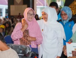 Salurkan Berbagai Bantuan Senilai 6,53 M di Tuban, Ini Pesan Gubernur Khofifah