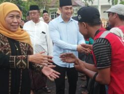 Usai Ziarah ke Makam Sunan Bonang Tuban, Gubernur Khofifah Bagikan Sembako ke Abang Becak