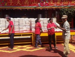 Sambut Ulang Tahun Kong Co ke-1865, Klenteng Kwan Sing Bio Tuban Bagikan 1.000 Paket Beras
