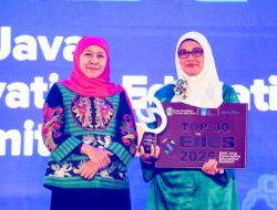 Gubernur Khofifah Berikan Apresiasi Inovasi Terbaik Insan Pendidikan Jawa Timur pada Ajang EJIES 2025