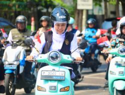 Gubernur Khofifah Kendarai Motor Listrik Pimpin Langsung Penyerahan Tali Asih untuk Perintis hingga Keluarga Pahlawan Nasional