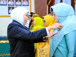 Gubernur Khofifah Sematkan Satyalancana Karya Satya kepada 600 ASN Pemprov Jatim