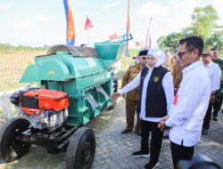 Gubernur Khofifah Serahkan Bantuan 39 Unit Alsintan Kepada Poktan di Blitar dan Tulungagung