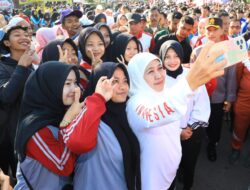 Gubernur Khofifah Hadiri Jalan Sehat Bersama Puluhan Ribu Murid dan Guru se- Kota Kediri