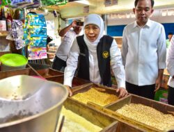 Tinjau Pasar Tanjung Jember, Gubernur Khofifah Pastikan Harga Stabil dan Distribusi Bahan Pokok Lancar