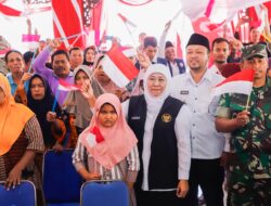 Gubernur Khofifah Salurkan Bantuan 12,6 M dan Bagikan Bendera Merah Putih Untuk Masyarakat Sampang