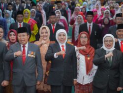 Gubernur Khofifah Kembali Sematkan Satyalancana Karya Satya 576 ASN Jatim