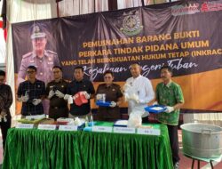 Kejari Tuban Musnahkan Ratusan Botol Arak dan Ribuan Butir Pil Terlarang