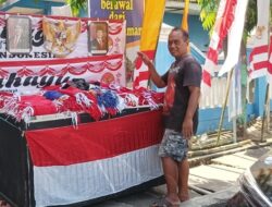 Pedagang Atribut Agustusan di Tuban Raup Omzet Ratusan Ribu per Hari