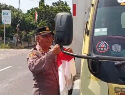 Gelorakan Semangat Nasionalisme, Polsek Jenu Tuban Bagikan Bendera Merah Putih ke Pengguna Jalan