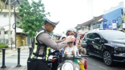 Operasi Keselamatan Semeru Polres Ponorogo Beri Hadian Helm dan Cokelat Pengendara Tertib